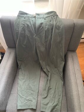 Madewell Women’s Olive Pleated Chinos